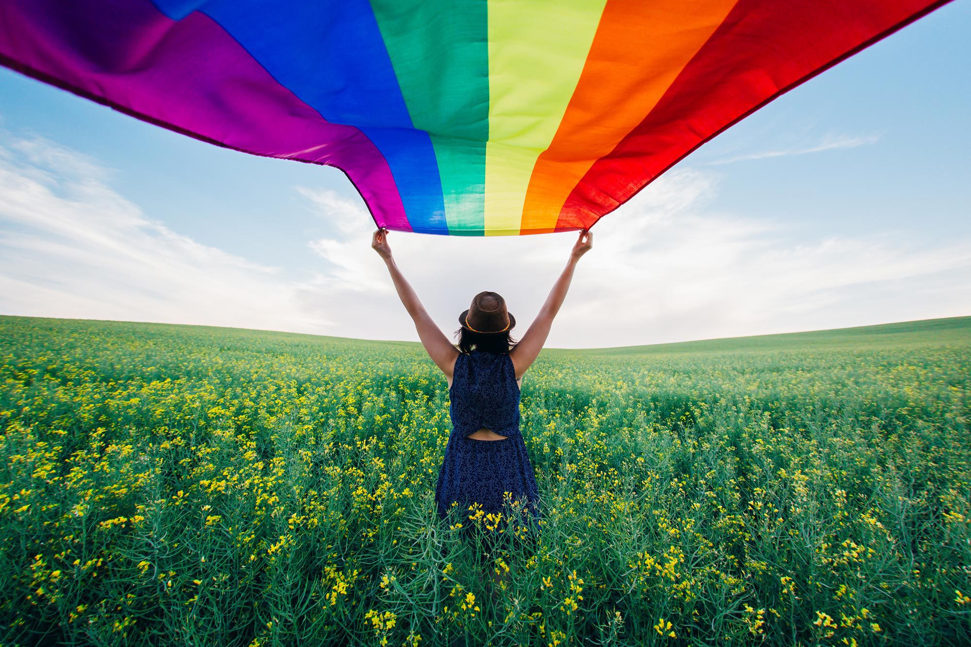 Person mit Regenbogenflagge